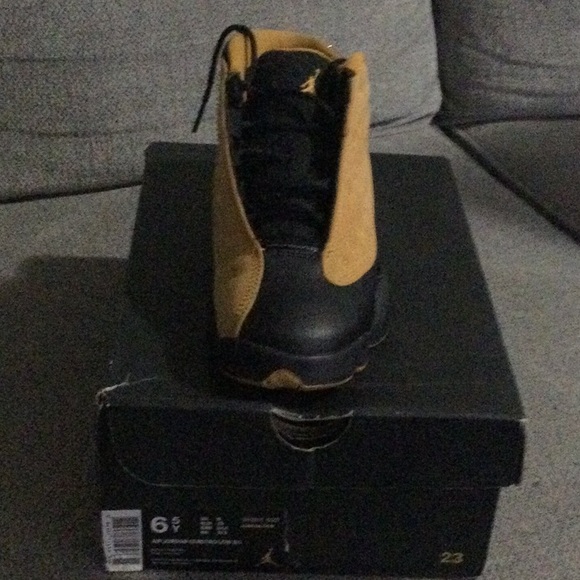 Am selling my use air Jordan 13 retro. - Picture 3 of 4